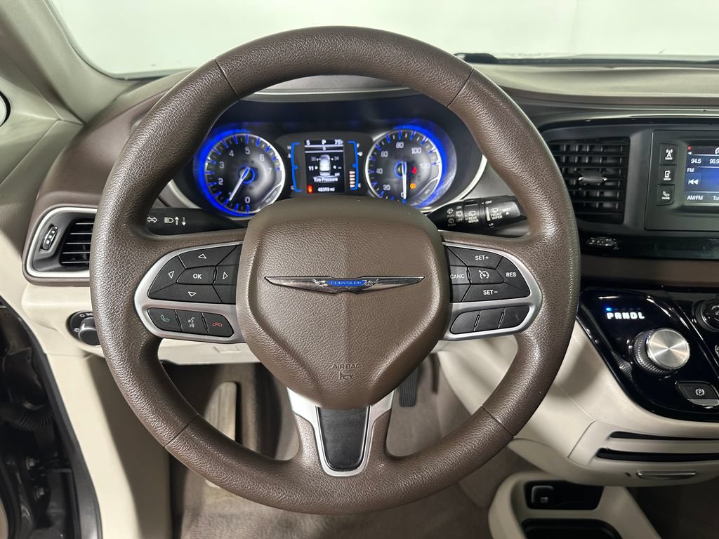 Used 2017 Chrysler Pacifica LX FWD image 10