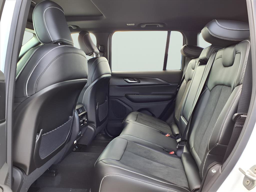 New 2025 Jeep Grand Cherokee Laredo image 16