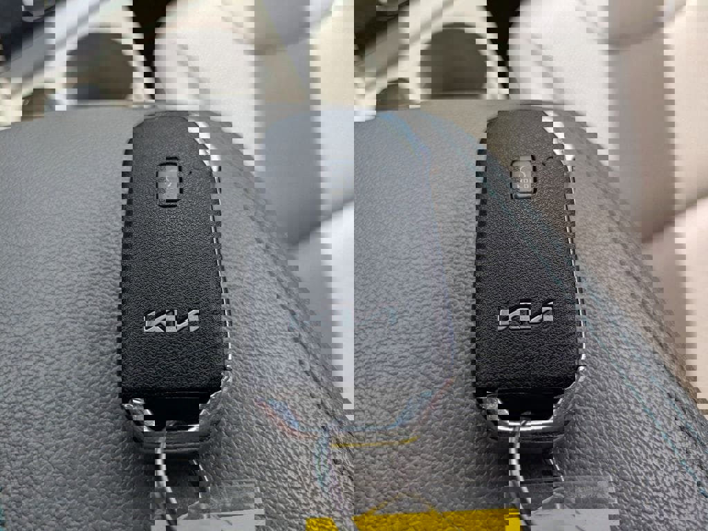 Used 2022 Kia Niro Touring Special Edition FWD image 29