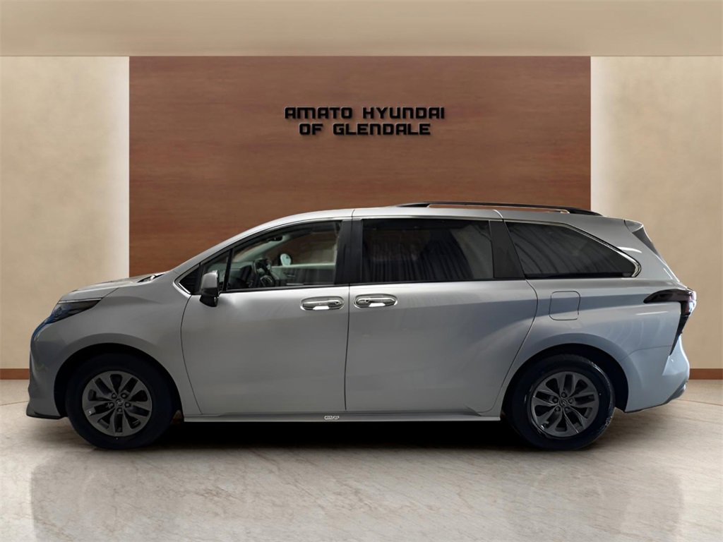 Used 2023 Toyota Sienna XLE image 3