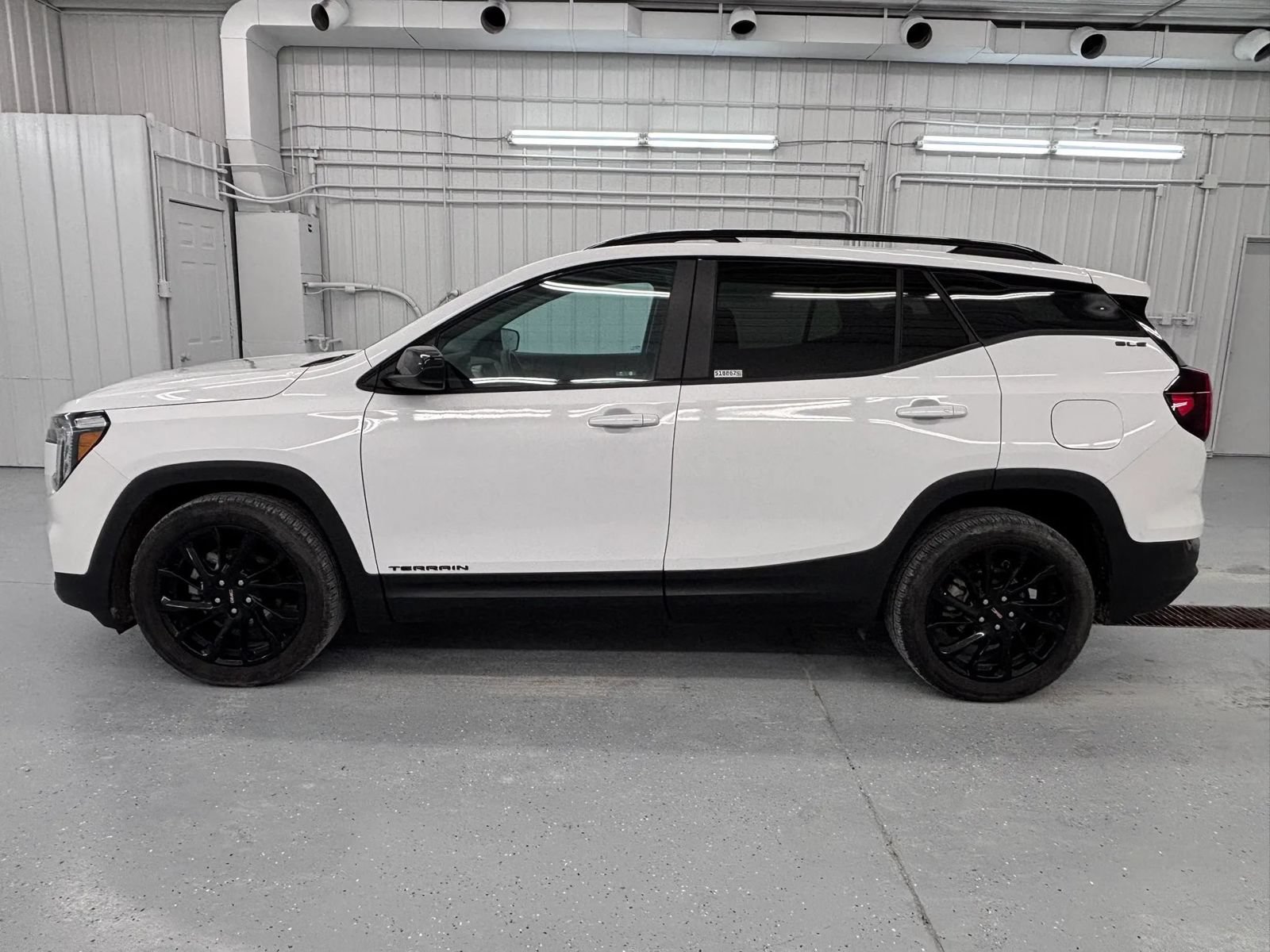 Used 2024 GMC Terrain SLE w/ Elevation Edition FWD image 8
