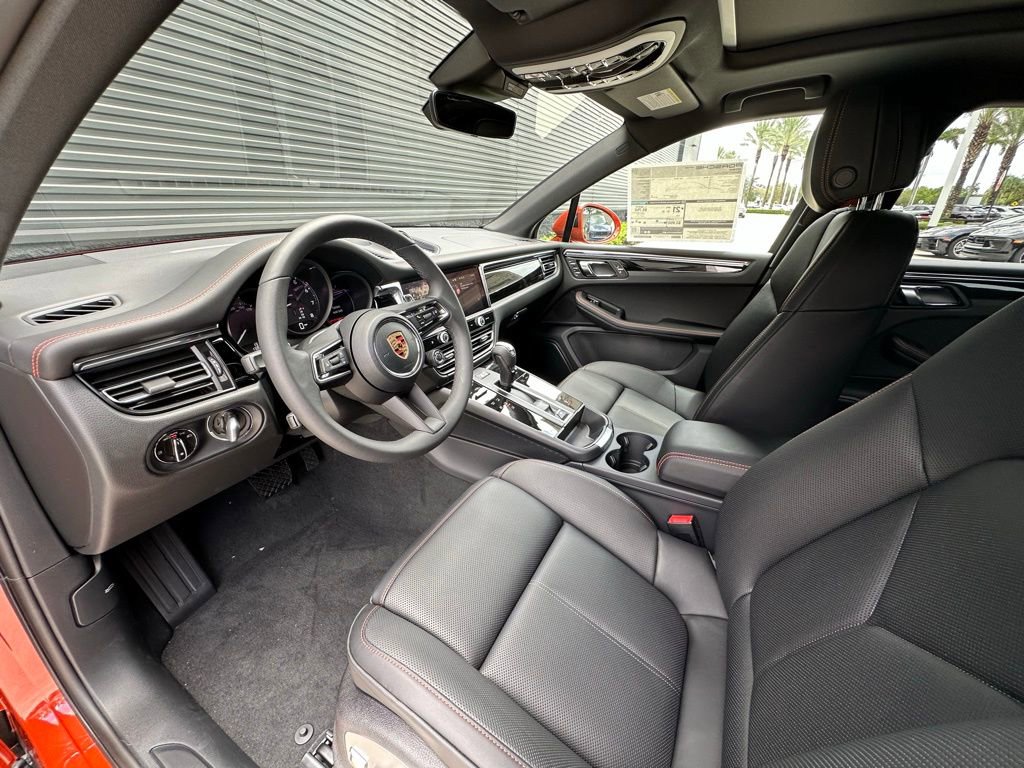 Certified 2025 Porsche Macan AWD/4WD image 4