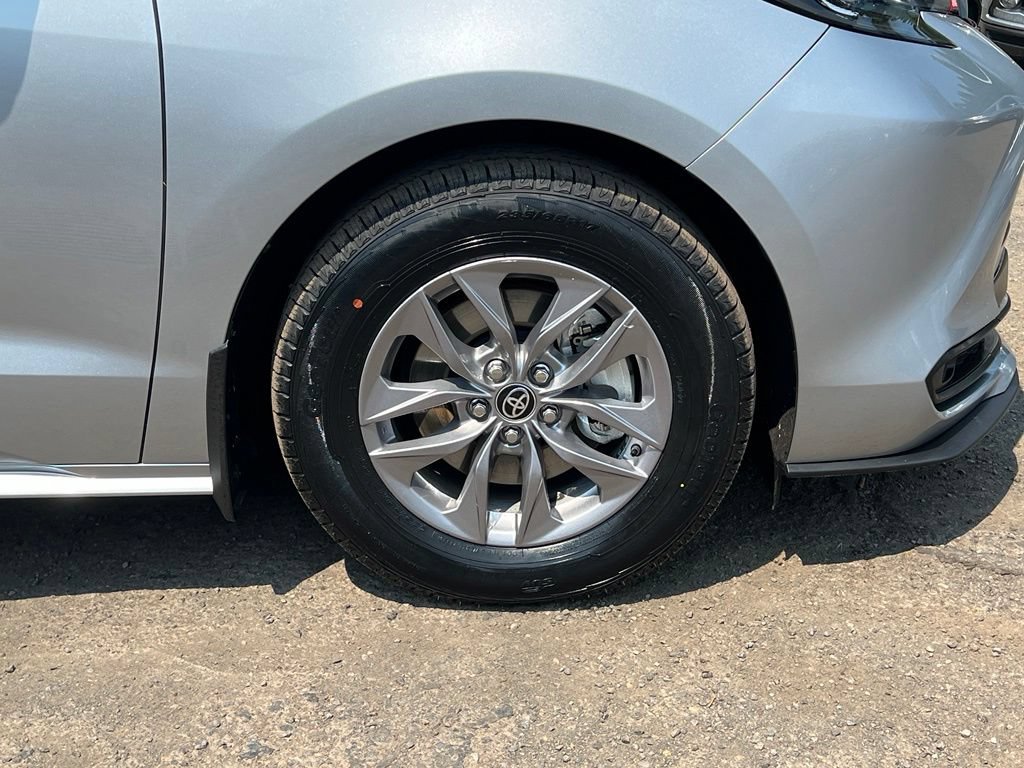 Certified 2025 Toyota Sienna LE AWD/4WD image 12