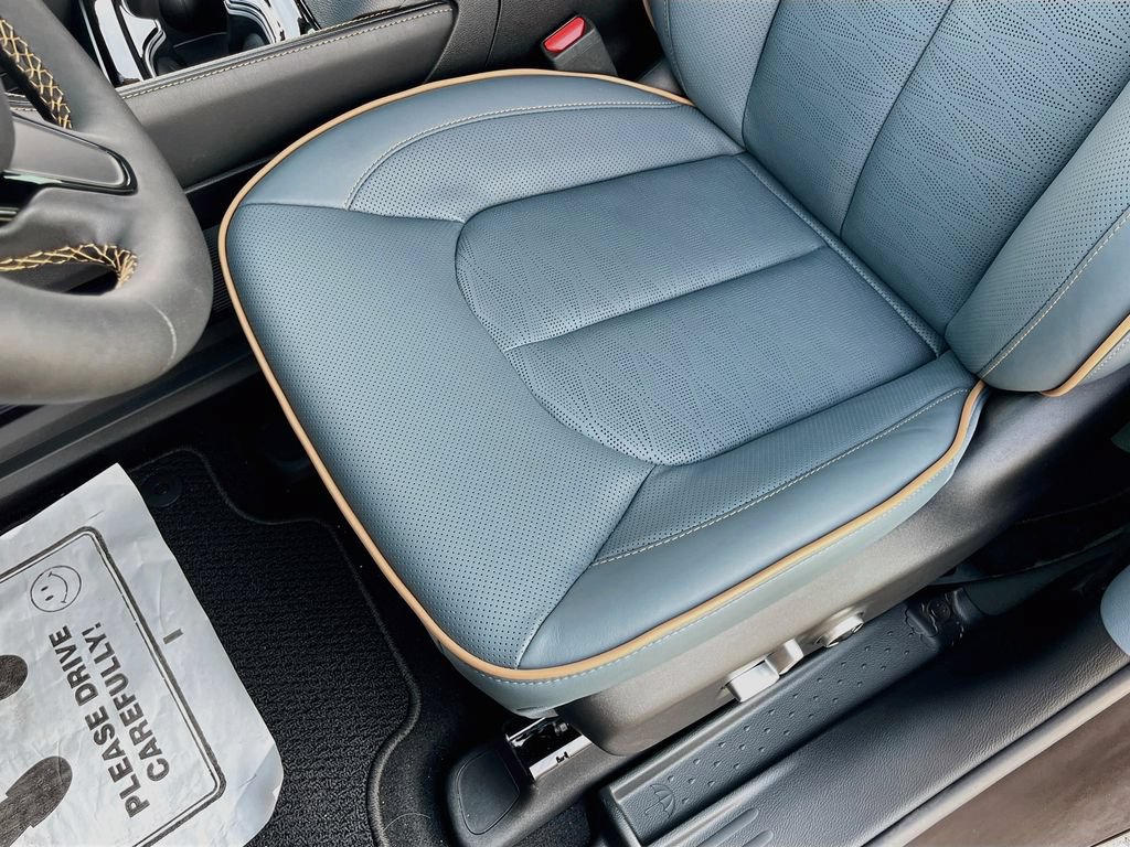 New 2027 Chrysler Pacifica Pinnacle w/ Theater Group FWD image 20