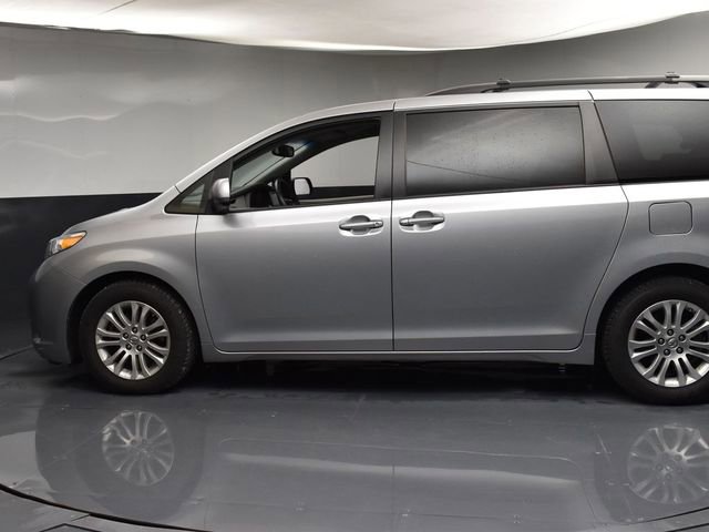 Used 2017 Toyota Sienna XLE w/ XLE Navigation Package image 5