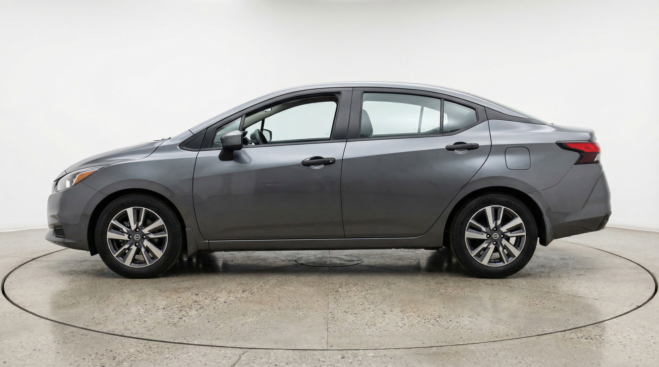 Used 2025 Nissan Versa SV image 5