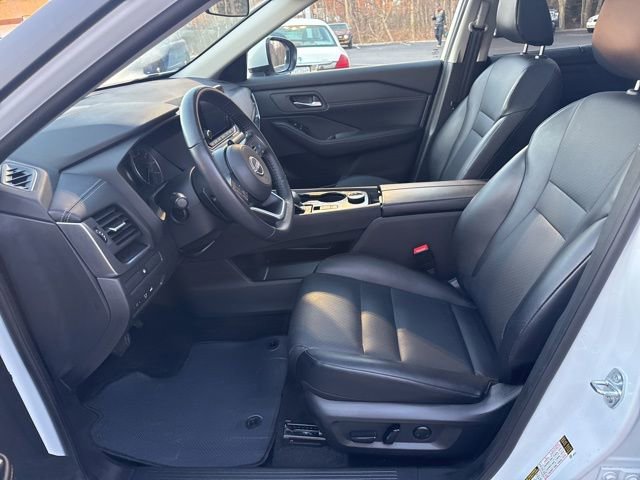 Used 2024 Nissan Rogue SV w/ SV Premium Package image 11