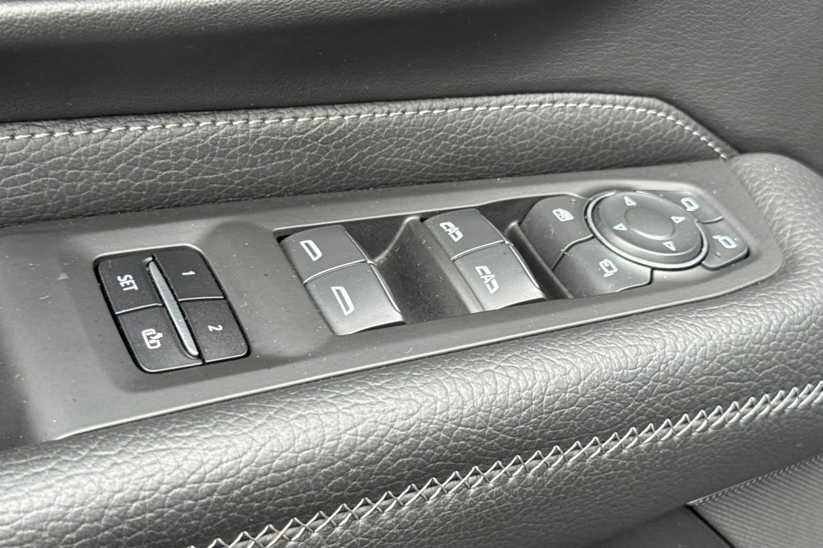 Used 2022 GMC Yukon XL Denali AWD/4WD image 10
