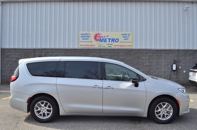 Used 2024 Chrysler Pacifica Touring-L image 9