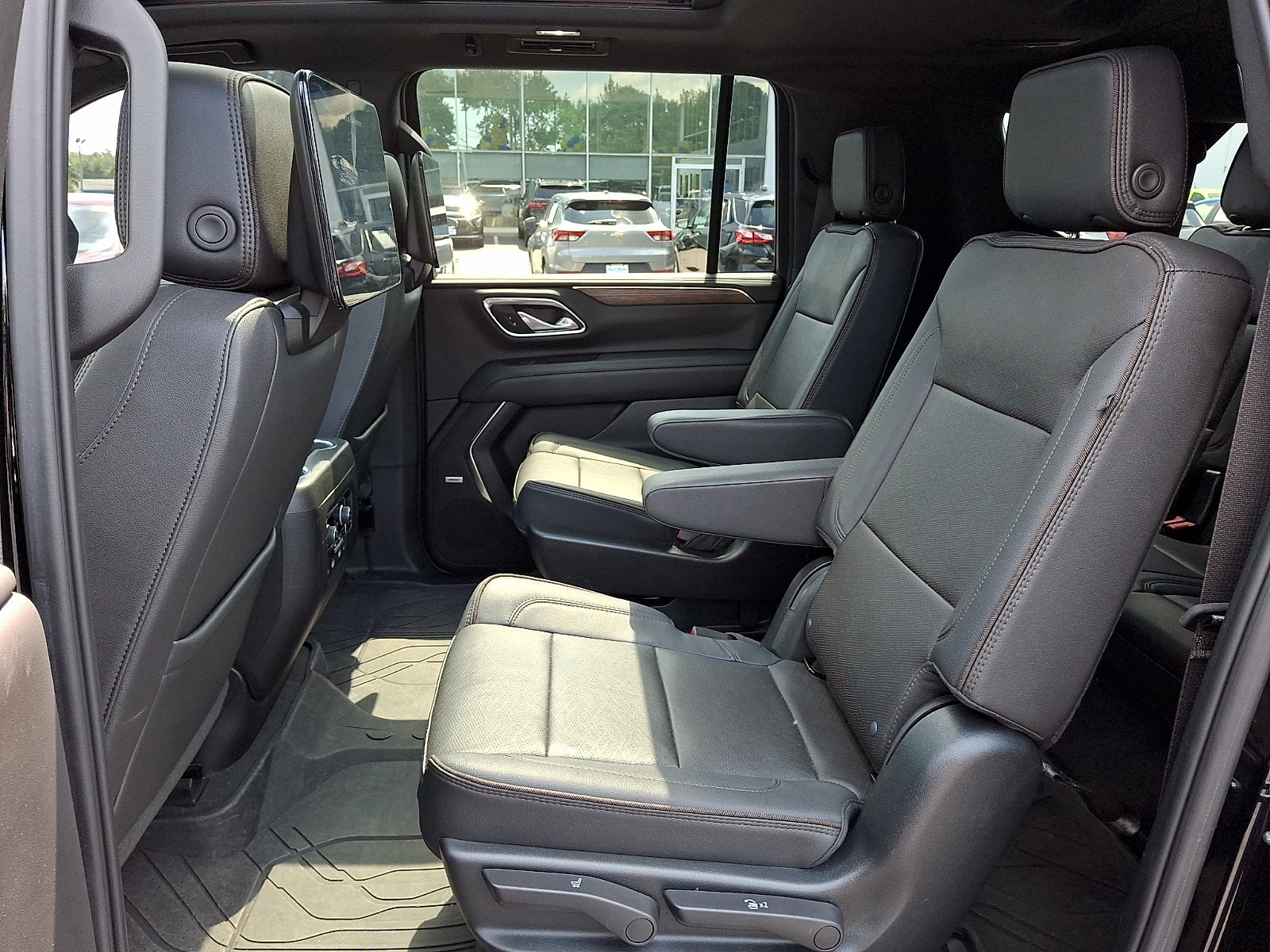 Used 2023 Chevrolet Suburban High Country AWD/4WD image 11