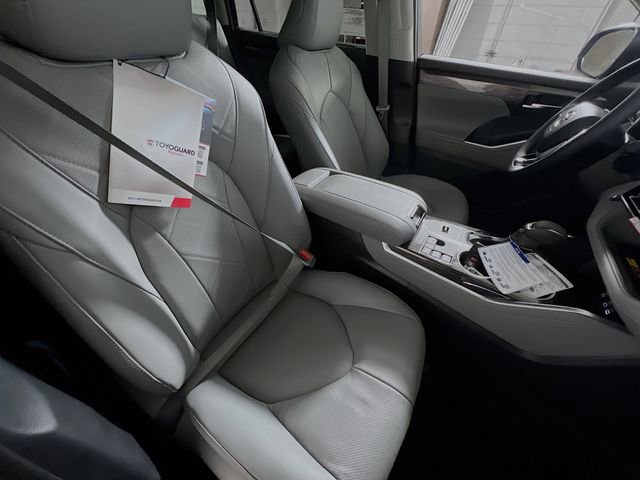 New 2026 Toyota Highlander Platinum image 28