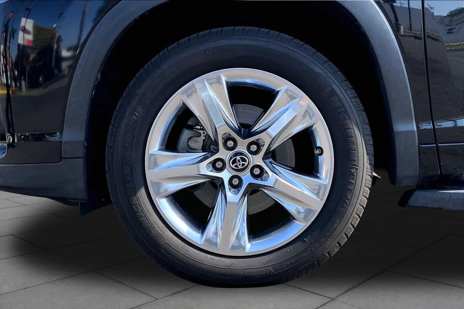 Used 2018 Toyota Highlander Limited FWD image 9