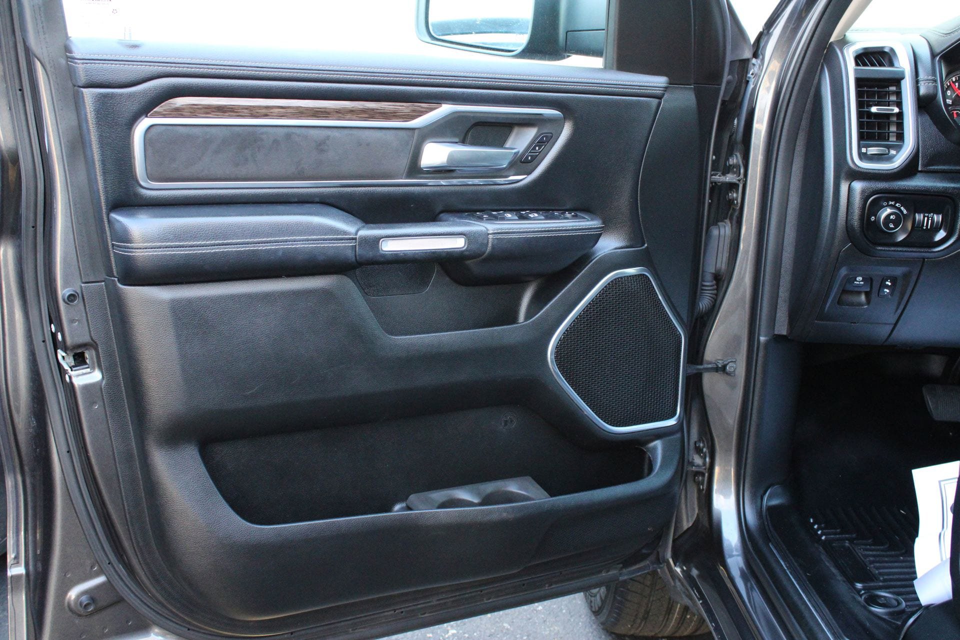 Used 2019 RAM 1500 Laramie AWD/4WD image 13
