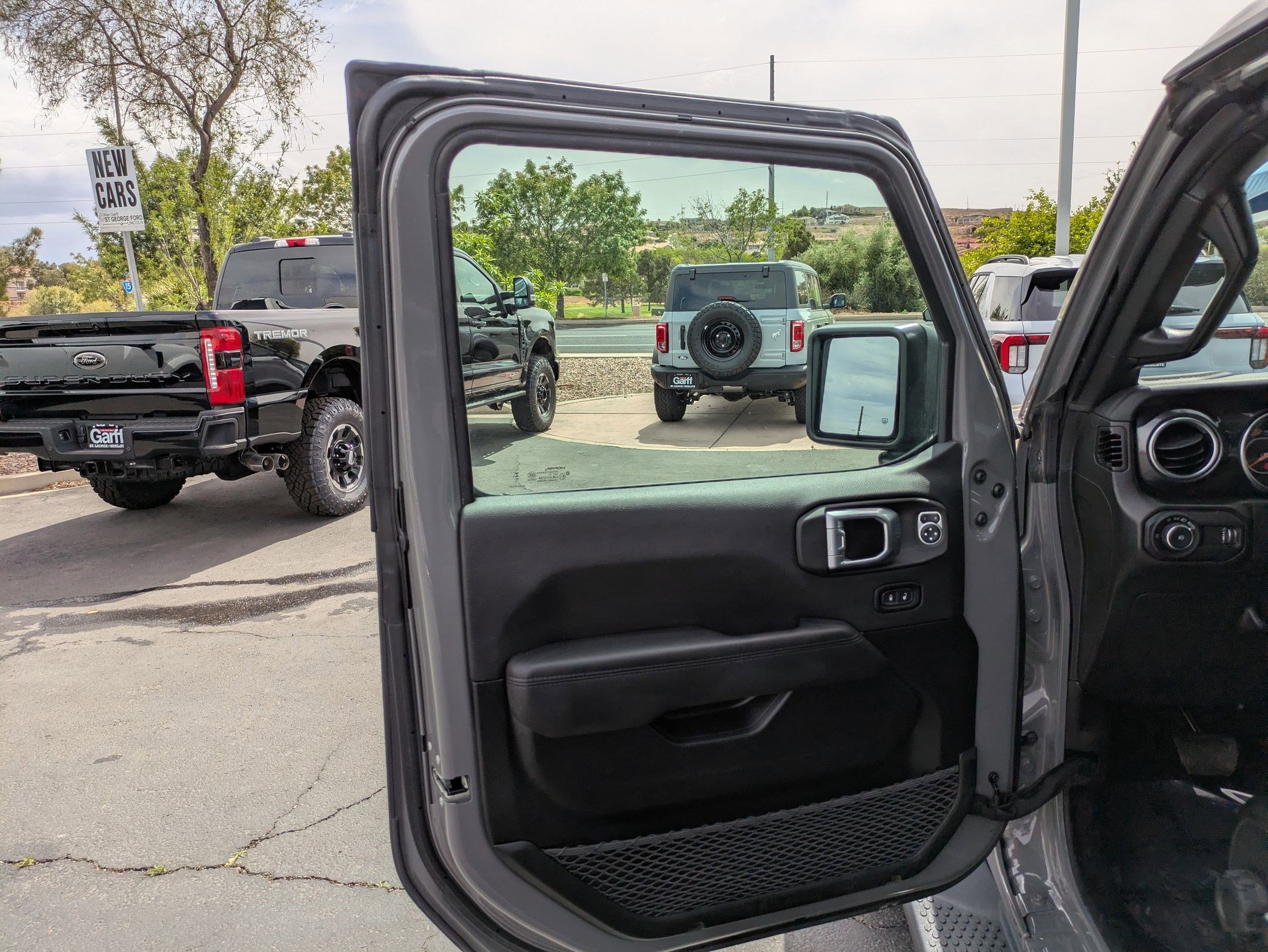 Used 2023 Jeep Wrangler Unlimited Sahara AWD/4WD image 12
