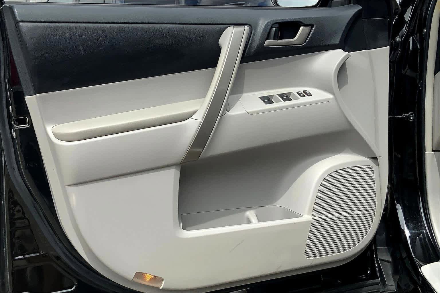 Used 2012 Toyota Highlander SE FWD image 19