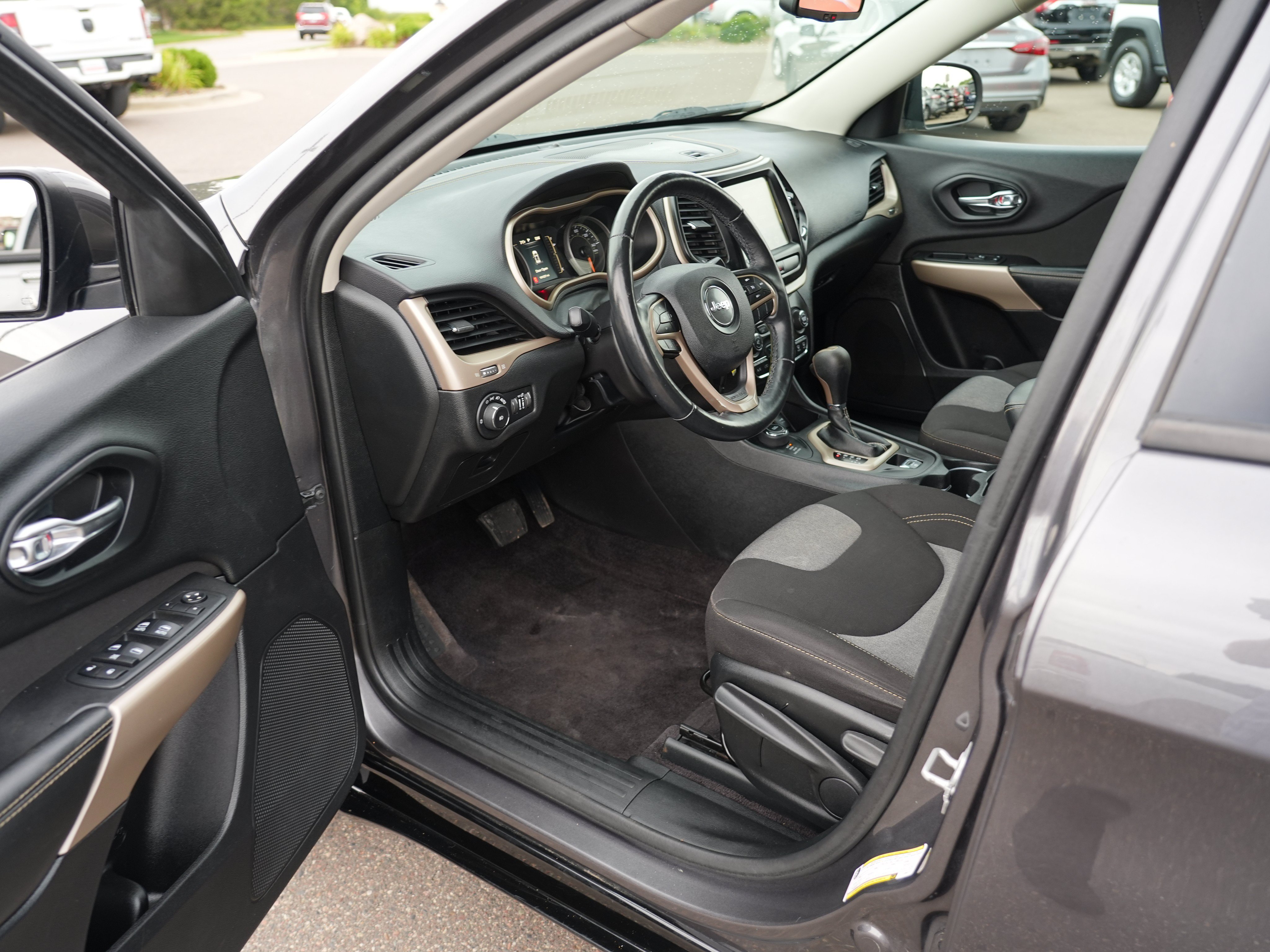 Used 2018 Jeep Cherokee Latitude AWD/4WD image 13