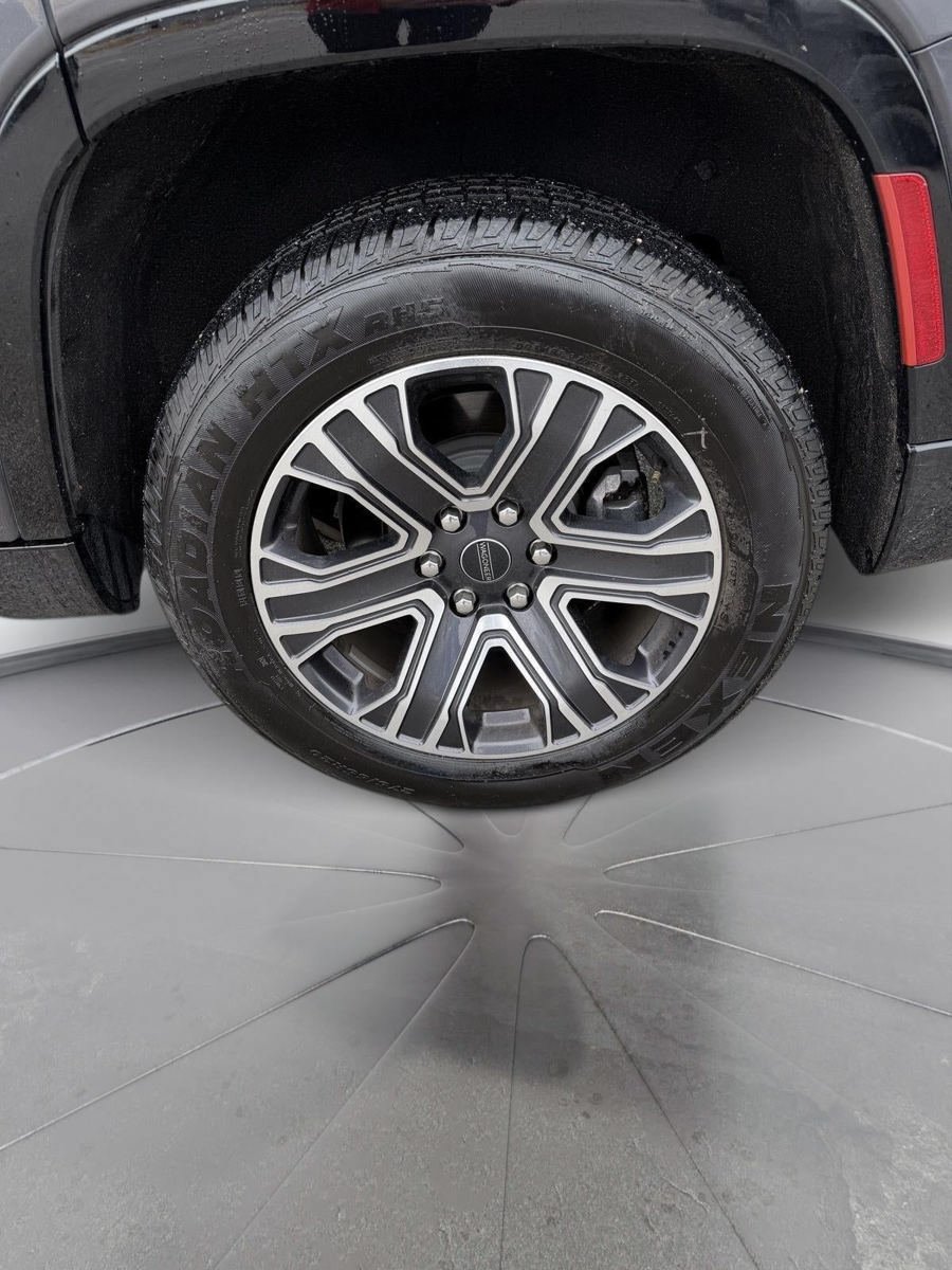 Used 2025 Jeep Wagoneer Series II AWD/4WD image 11