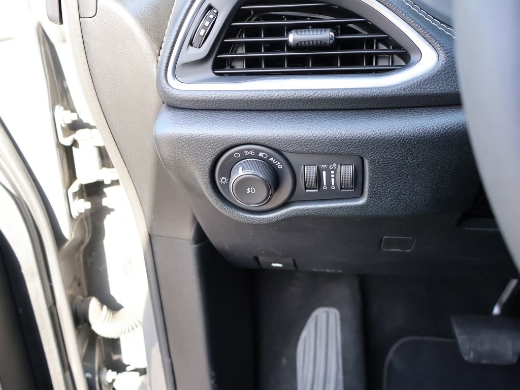 Used 2025 Chrysler Pacifica Limited image 39