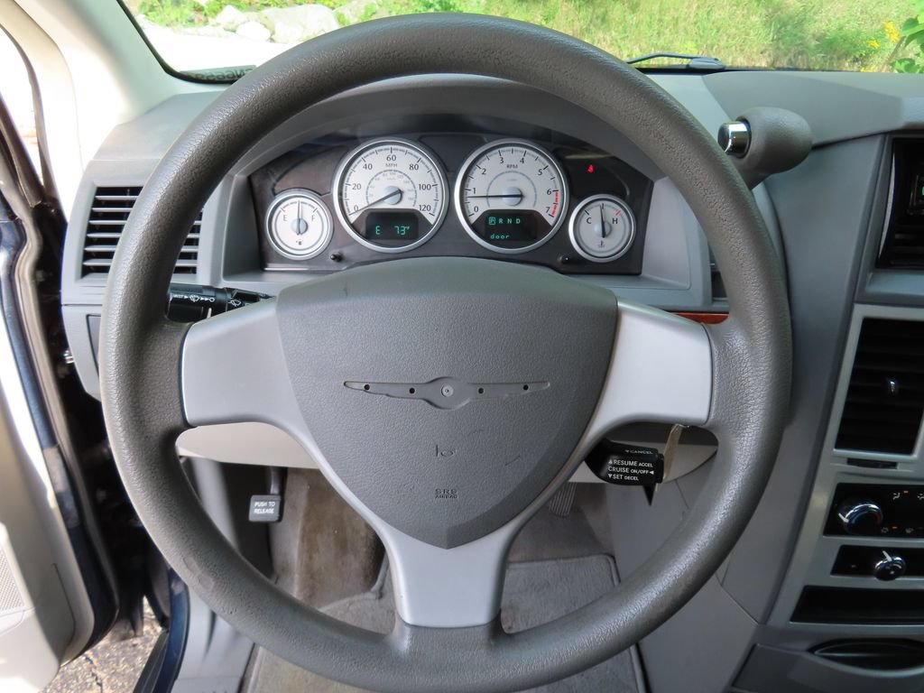 Used 2009 Chrysler Town & Country LX FWD image 13