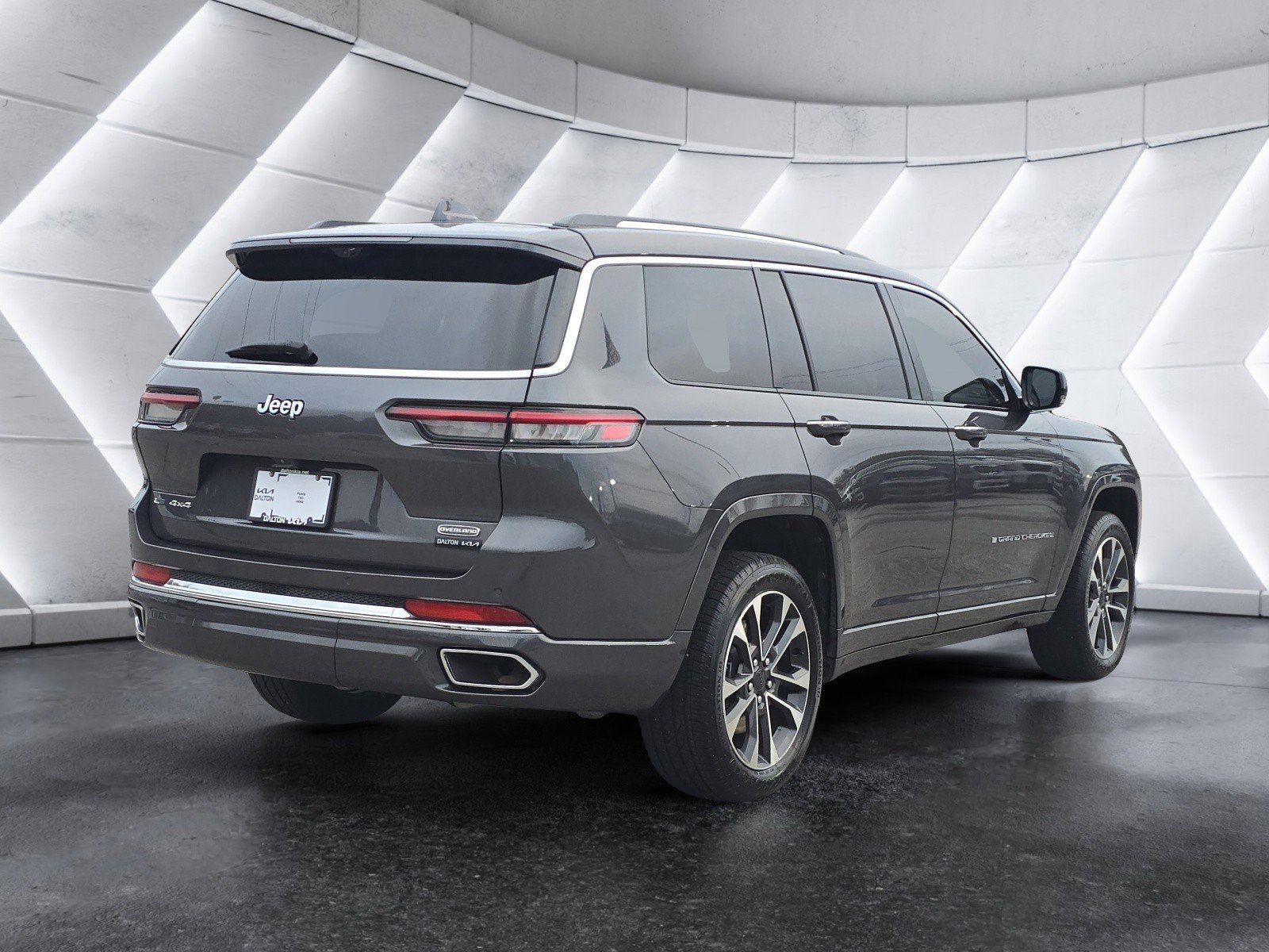 Used 2021 Jeep Grand Cherokee L Overland w/ Luxury Tech Group IV image 3