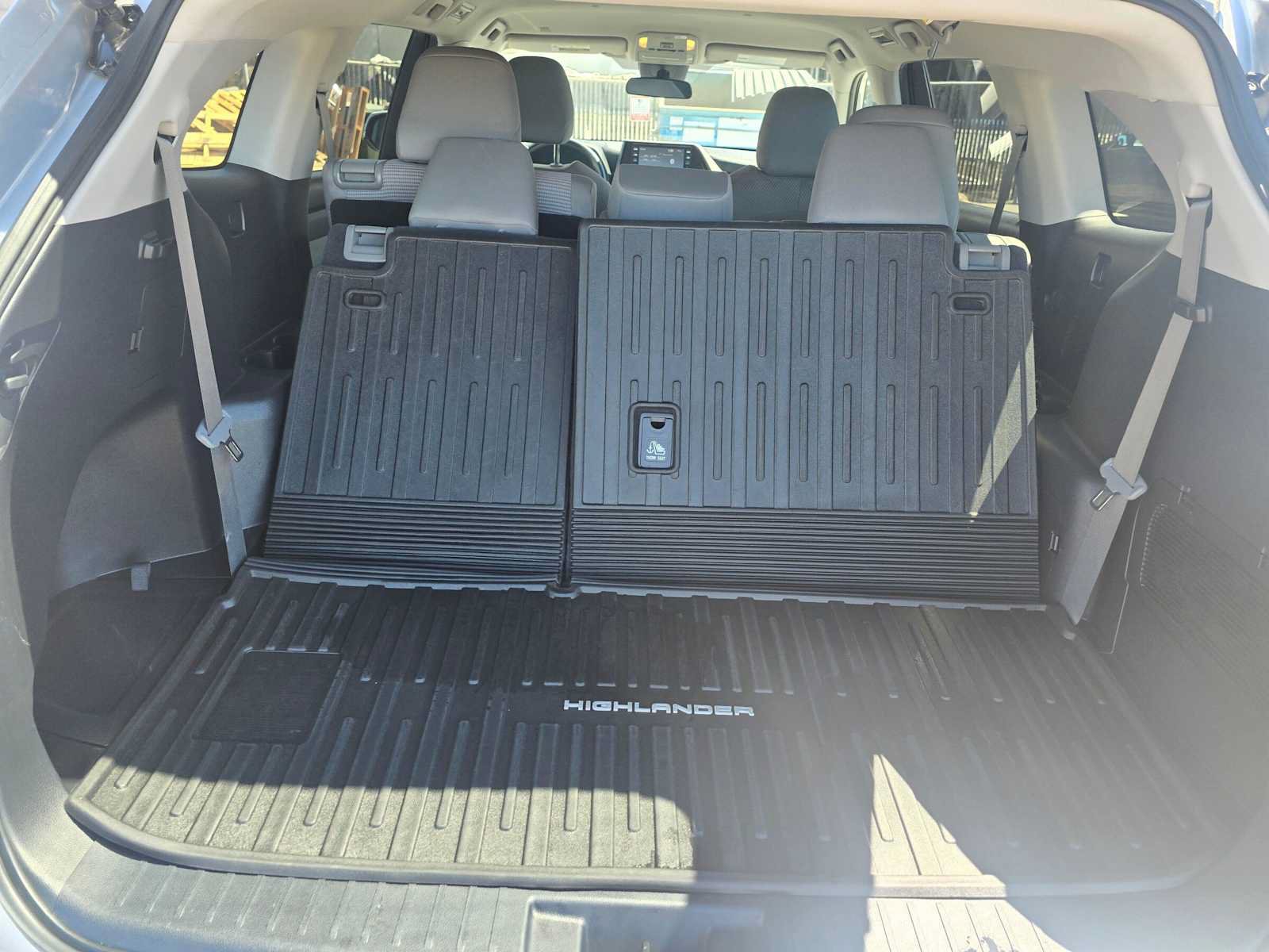Used 2022 Toyota Highlander LE AWD/4WD image 14