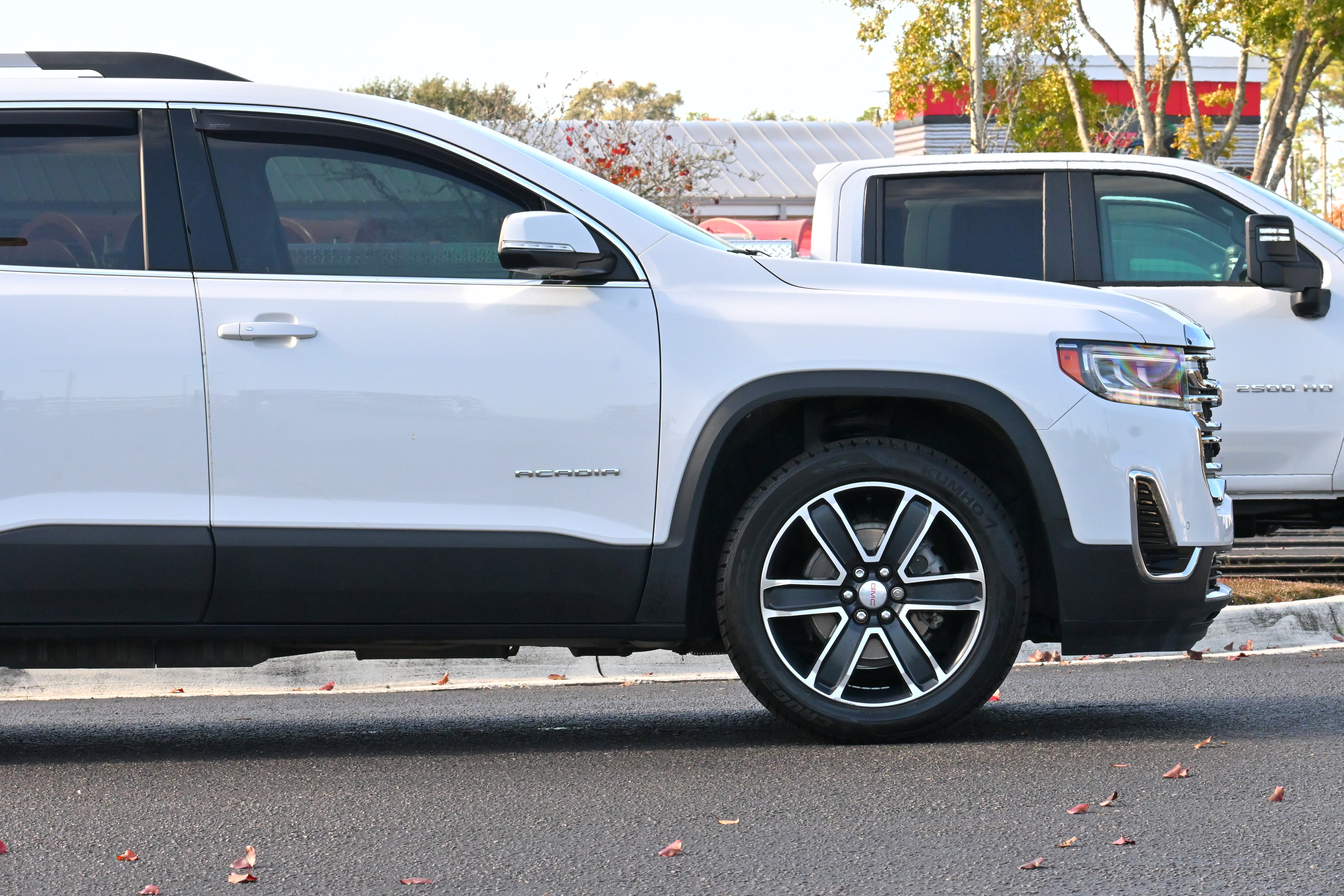 Used 2022 GMC Acadia SLT w/ Technology Package image 6