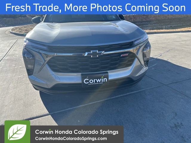 Used 2025 Chevrolet Trax RS w/ Sunroof Package image 2