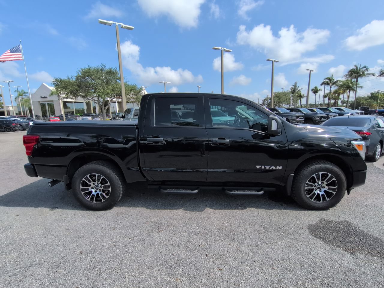 Used 2023 Nissan Titan SV w/ SV Convenience Package AWD/4WD image 4