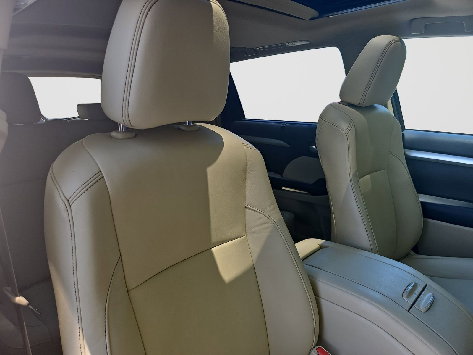 Used 2019 Toyota Highlander SE AWD/4WD image 12