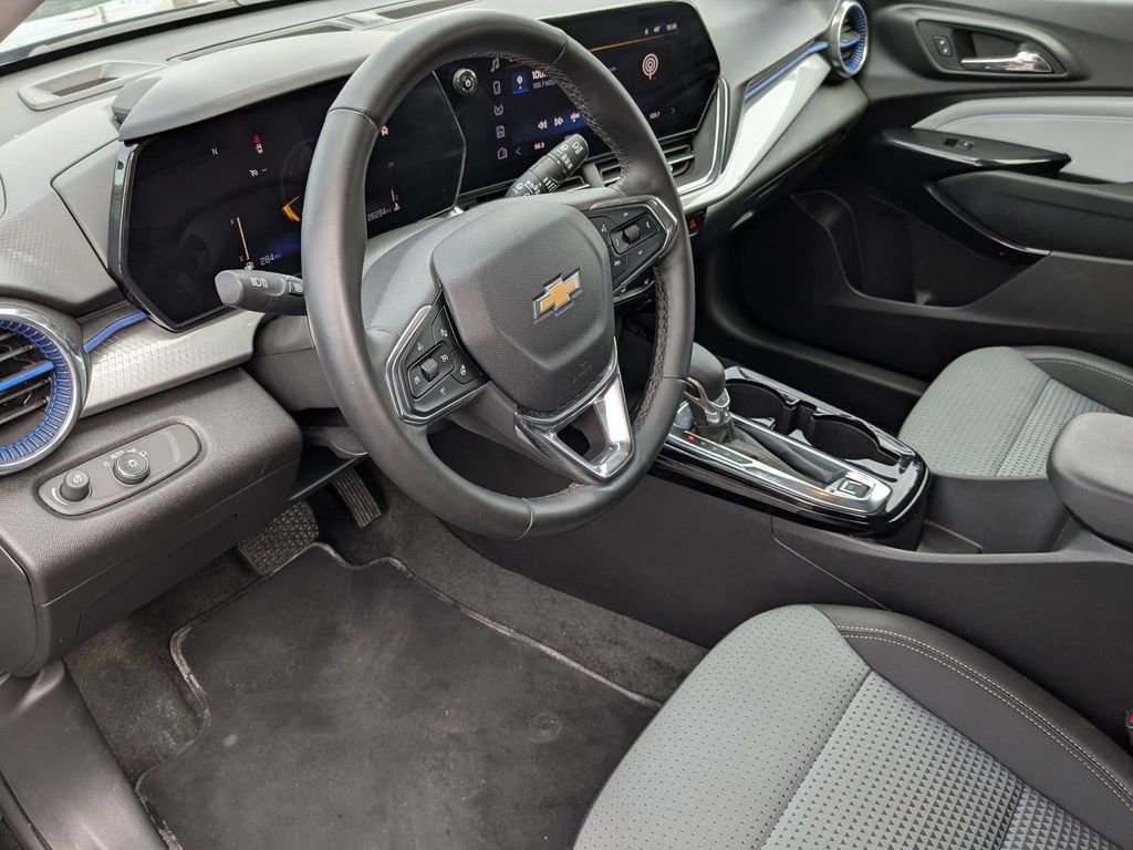 Used 2025 Chevrolet Trax LT w/ LT Convenience Package image 14