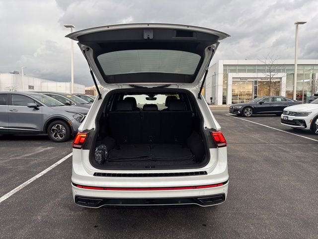 Certified 2023 Volkswagen Tiguan SE R-Line image 36