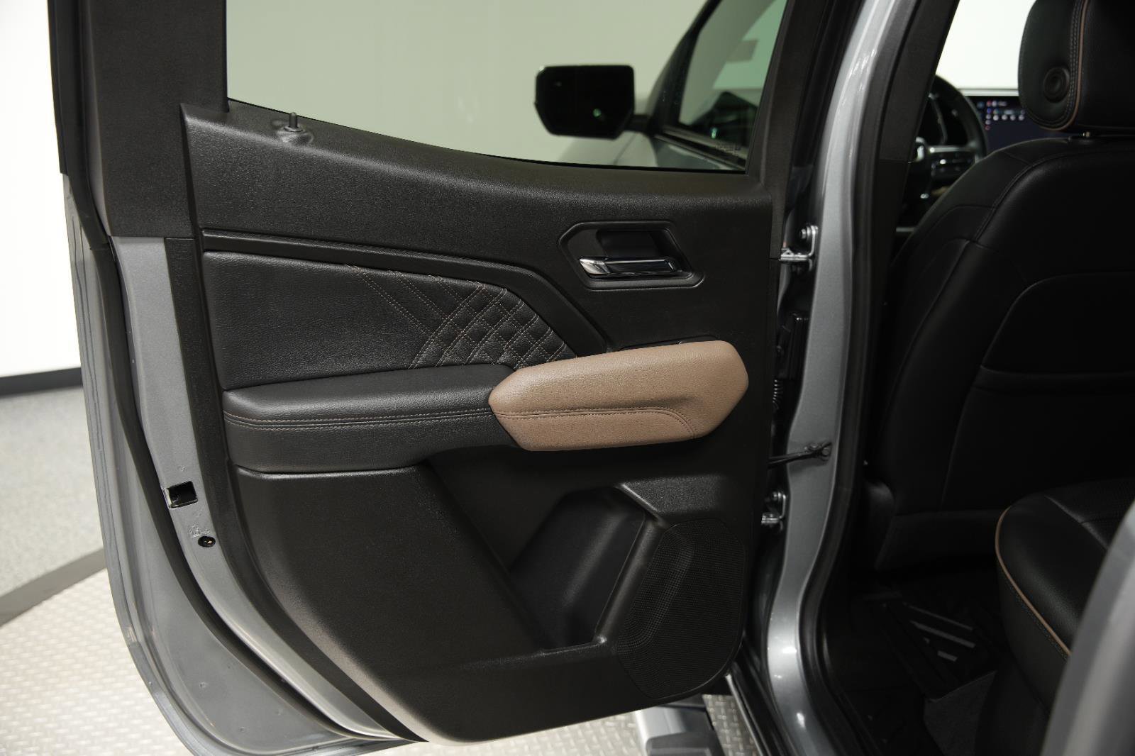 Used 2025 GMC Canyon Denali image 17