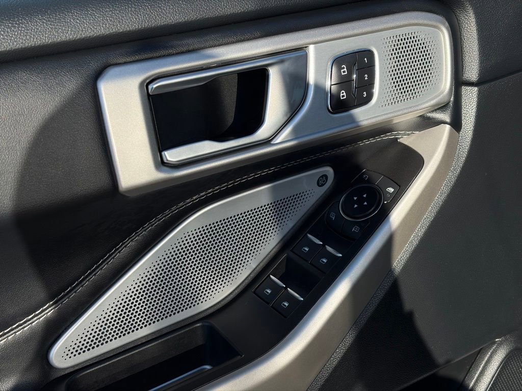 Used 2022 Ford Explorer Limited w/ Limited Technology Package image 12