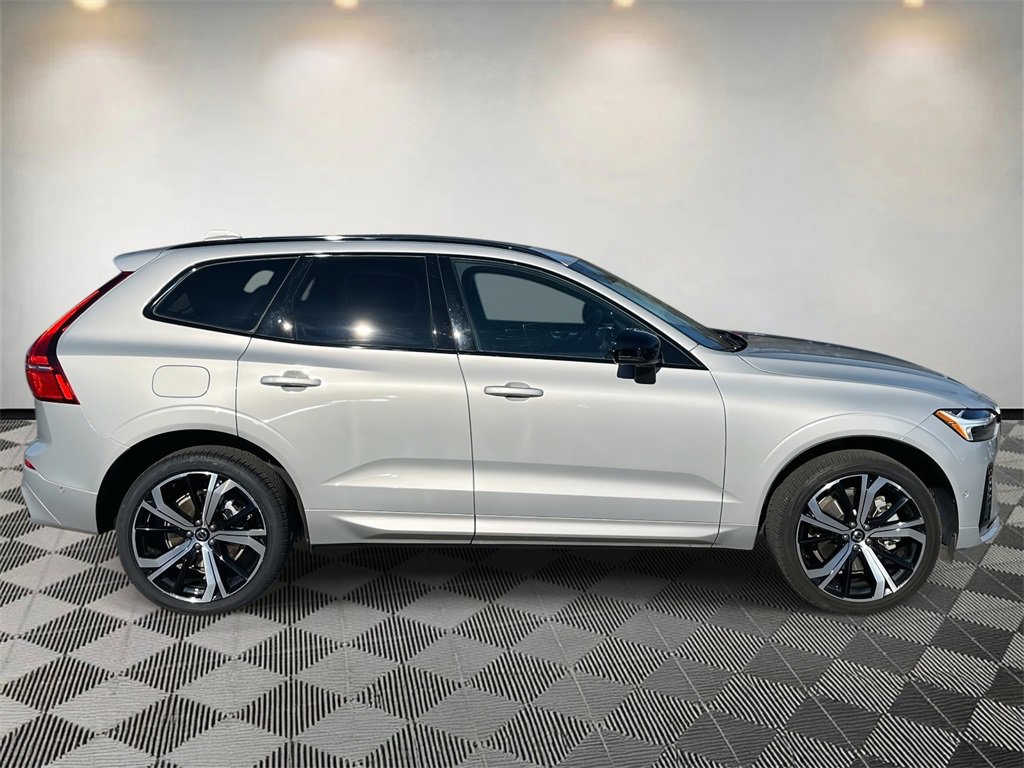 Used 2023 Volvo XC60 B5 Ultimate image 2