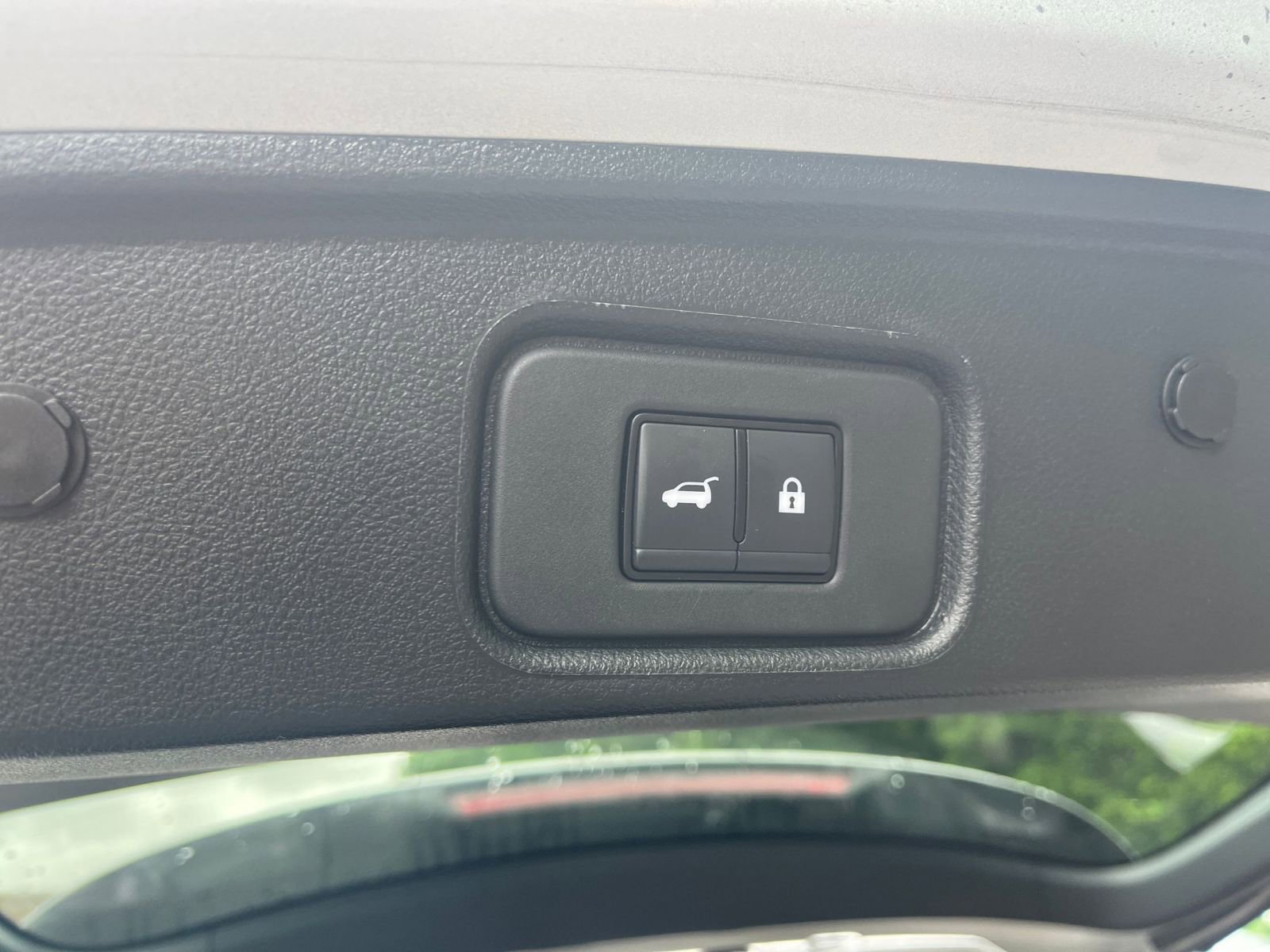 Used 2025 Nissan Pathfinder SV FWD image 23