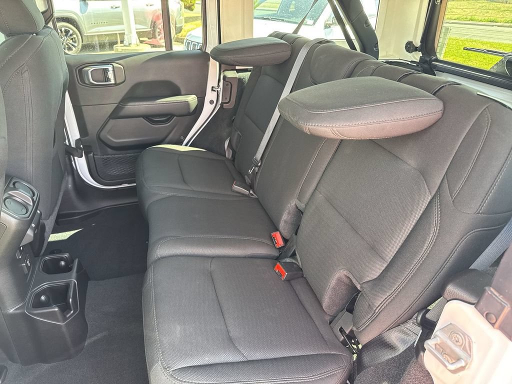 Used 2022 Jeep Wrangler Unlimited Sahara AWD/4WD image 26