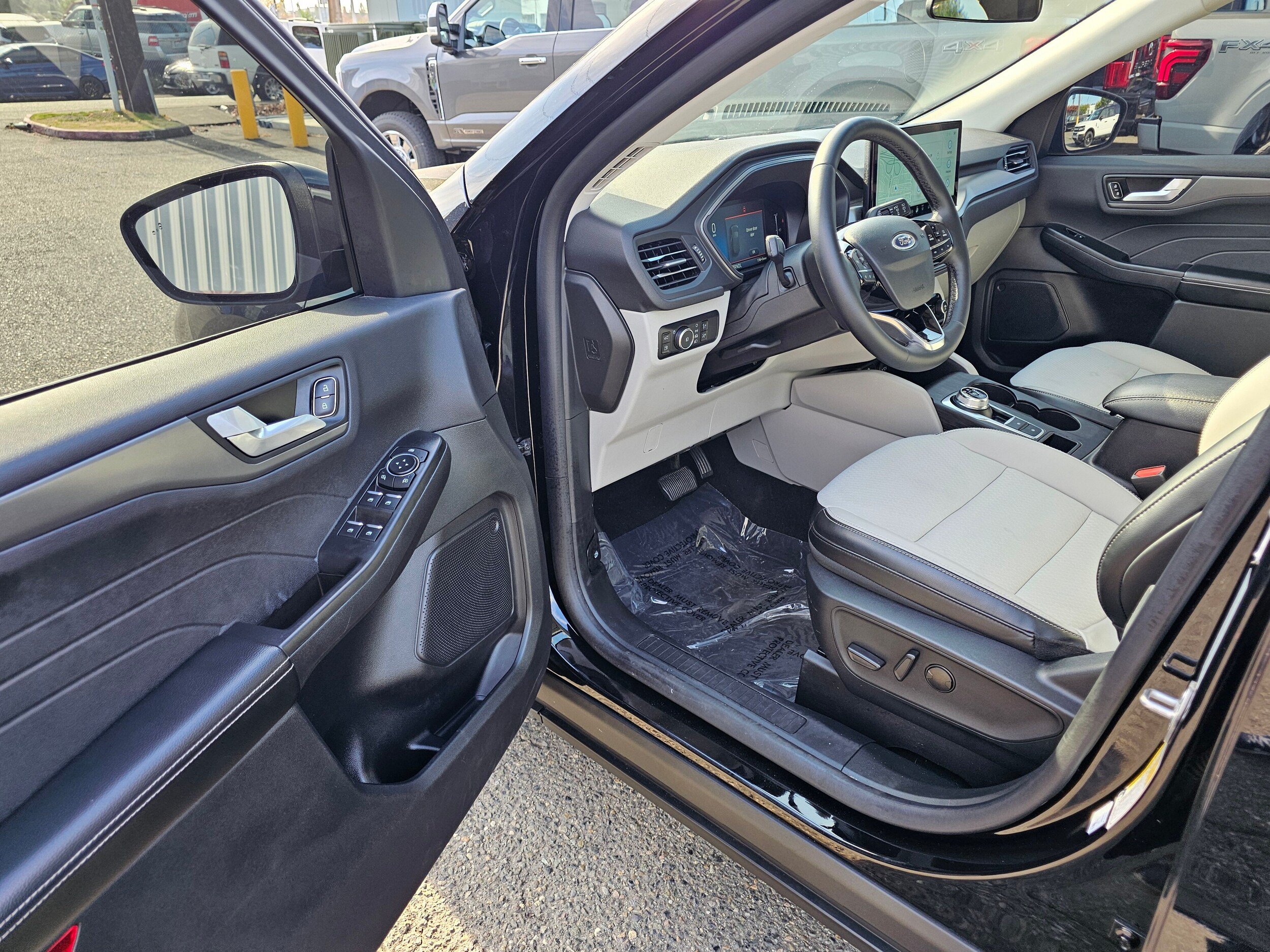 Certified 2025 Ford Escape SE w/ Class II Trailer Tow Package FWD image 19