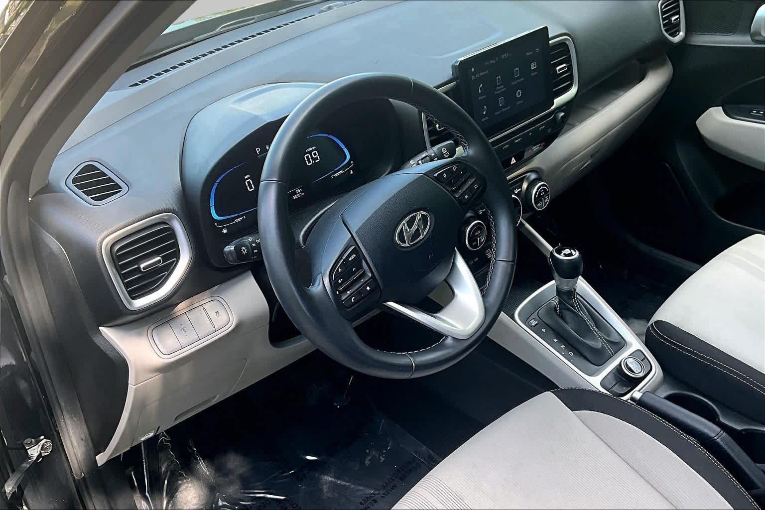 Used 2025 Hyundai Venue SEL FWD image 18