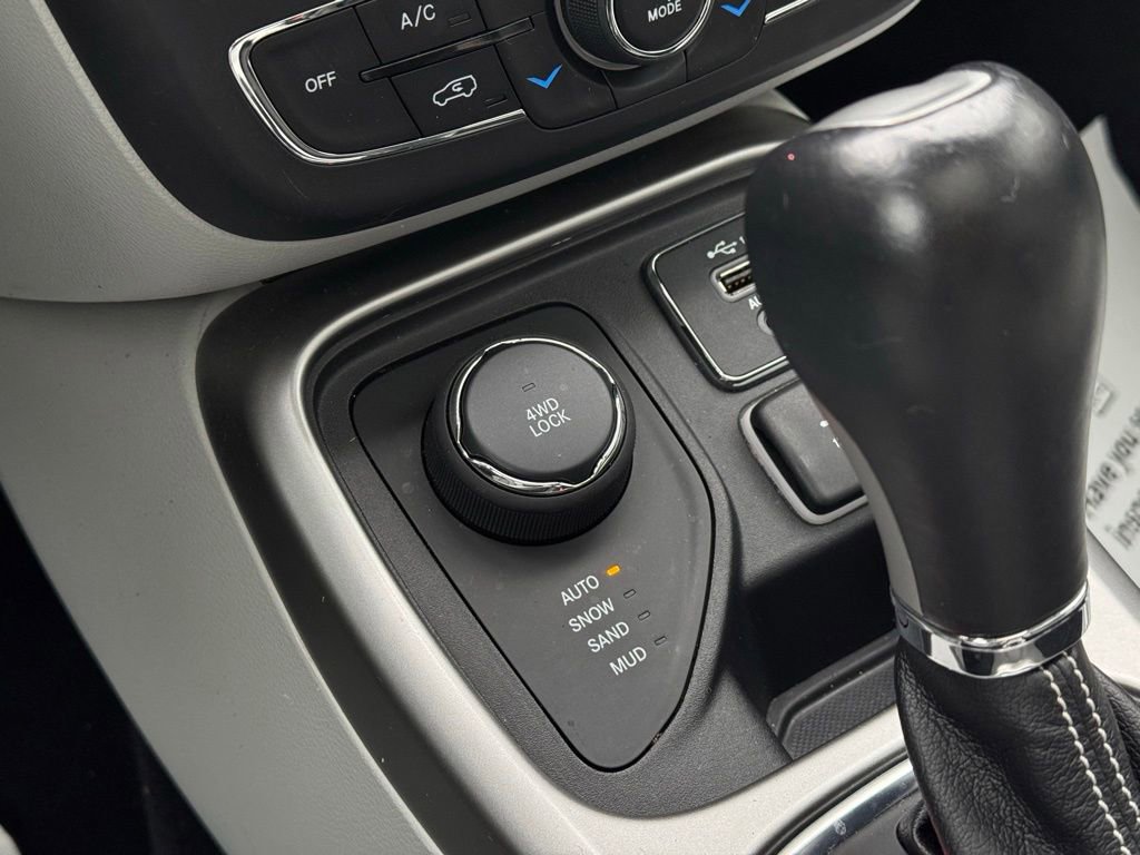 Used 2019 Jeep Compass Latitude w/ Cold Weather Group AWD/4WD image 37