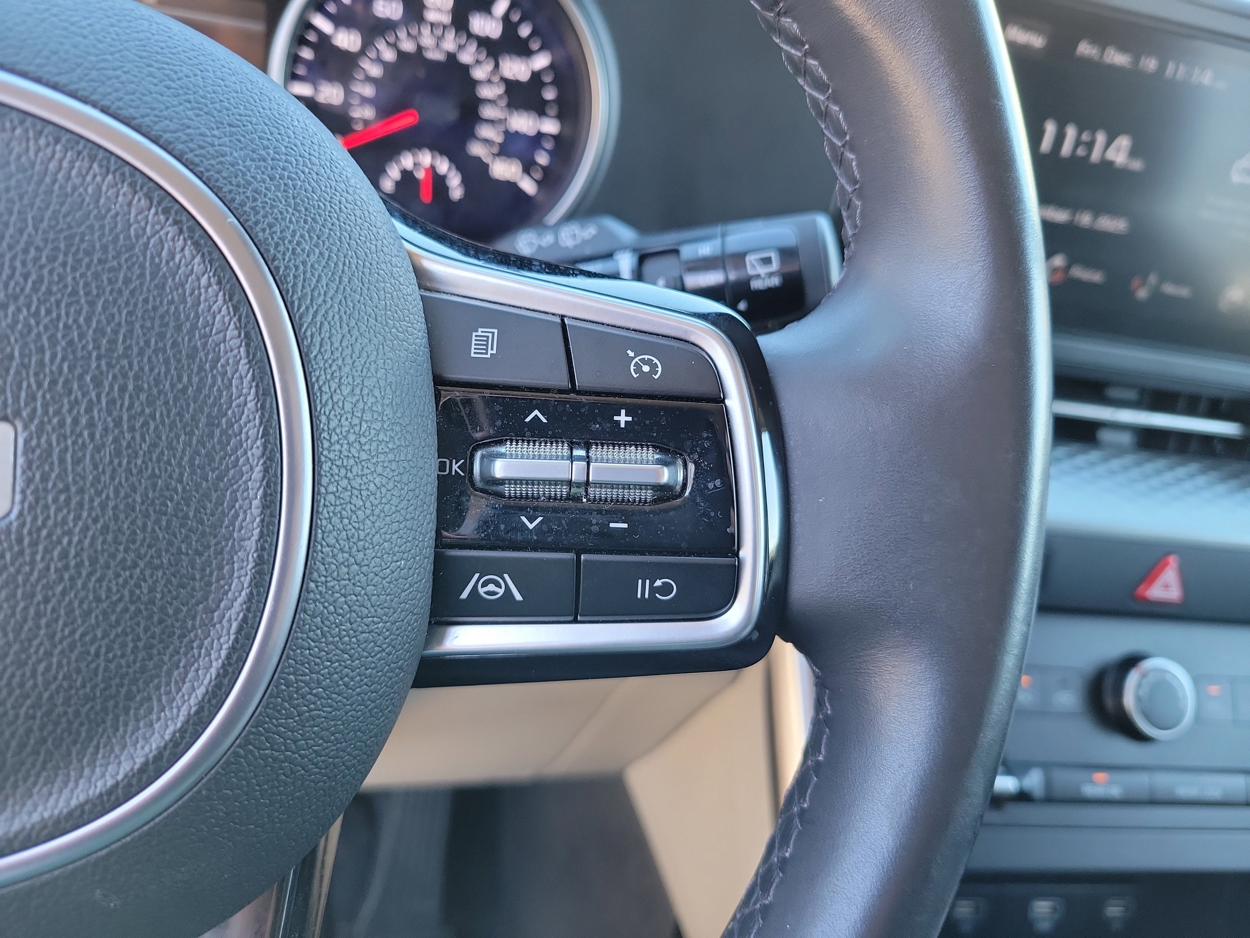 Used 2023 Kia Carnival LX image 17