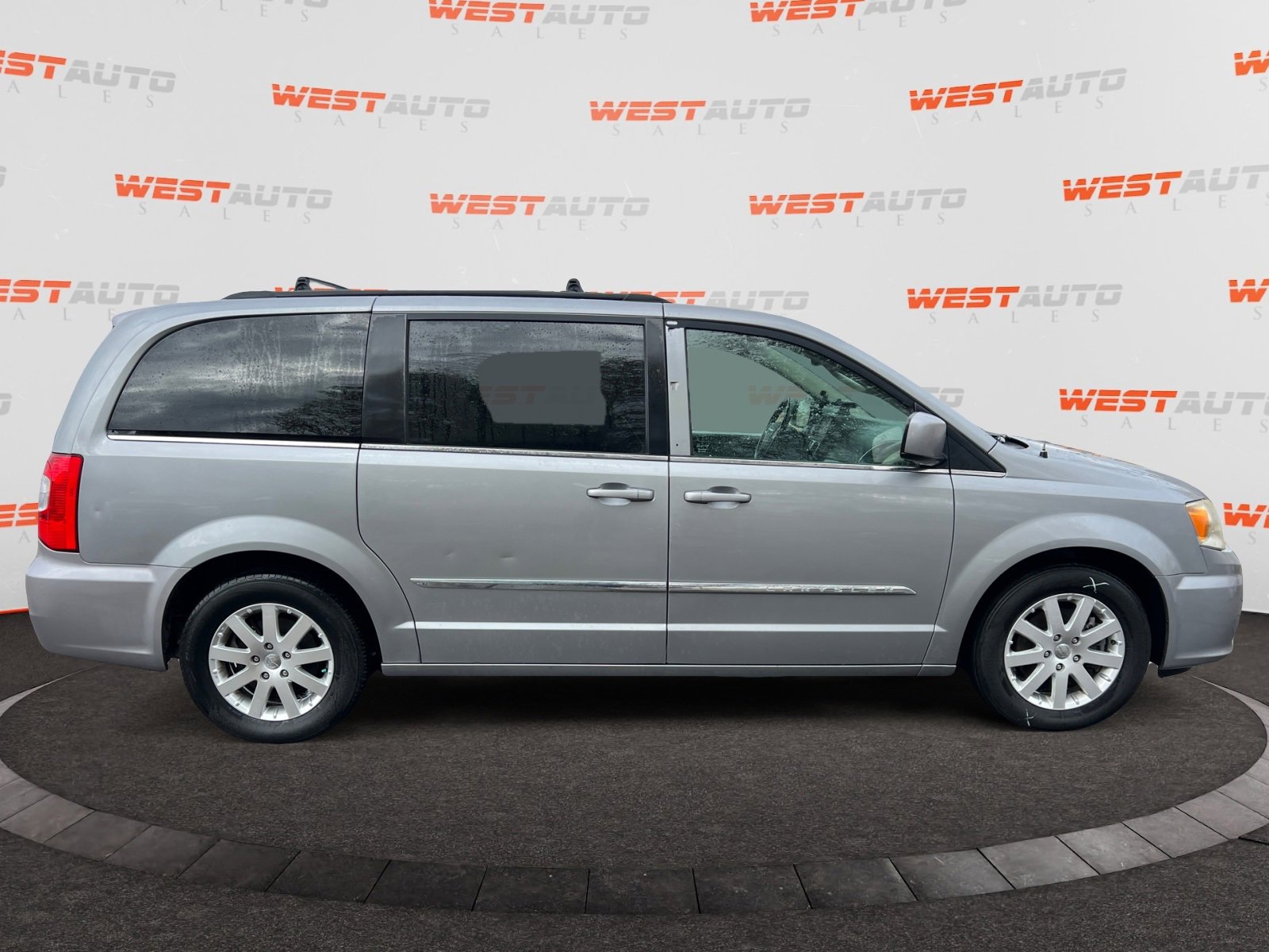 Used 2015 Chrysler Town & Country Touring image 6