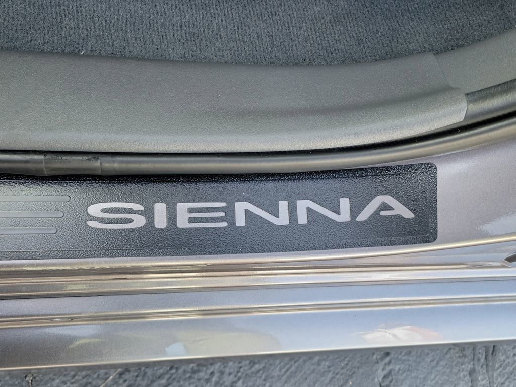 Used 2020 Toyota Sienna L w/ Carpet Mat Package image 15