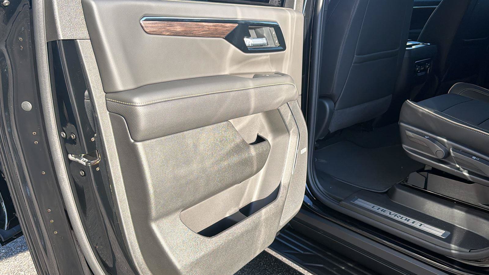 New 2026 Chevrolet Suburban Premier w/ Sun And Tow Package AWD/4WD image 18