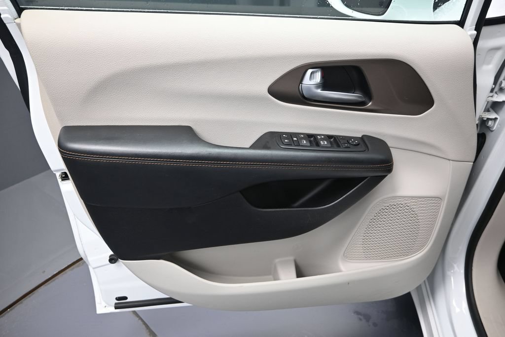 Used 2017 Chrysler Pacifica Touring-L FWD image 9