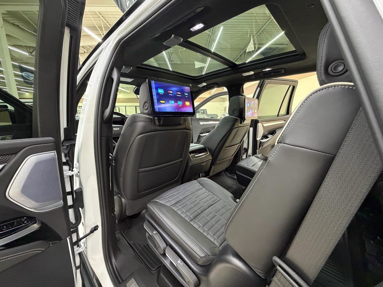 Used 2025 Cadillac Escalade V w/ LPO, ONYX Package image 55