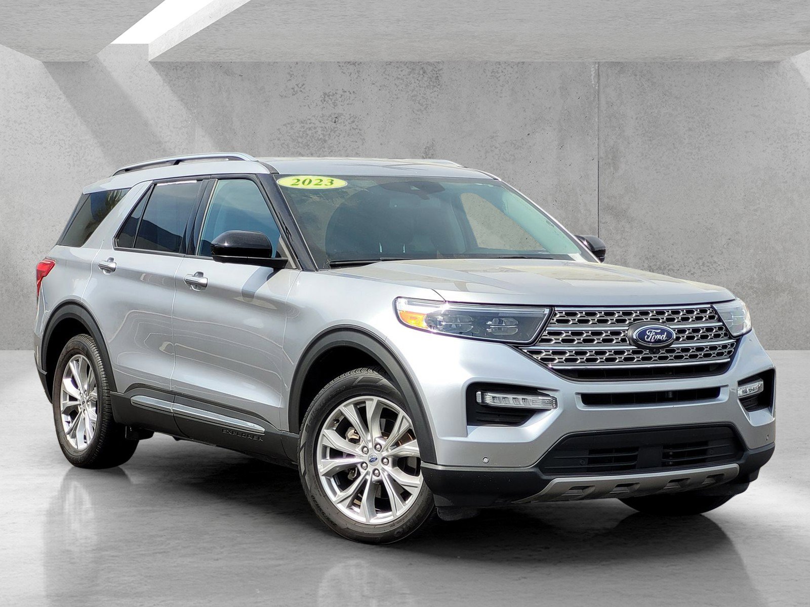 Used 2023 Ford Explorer Limited image 1