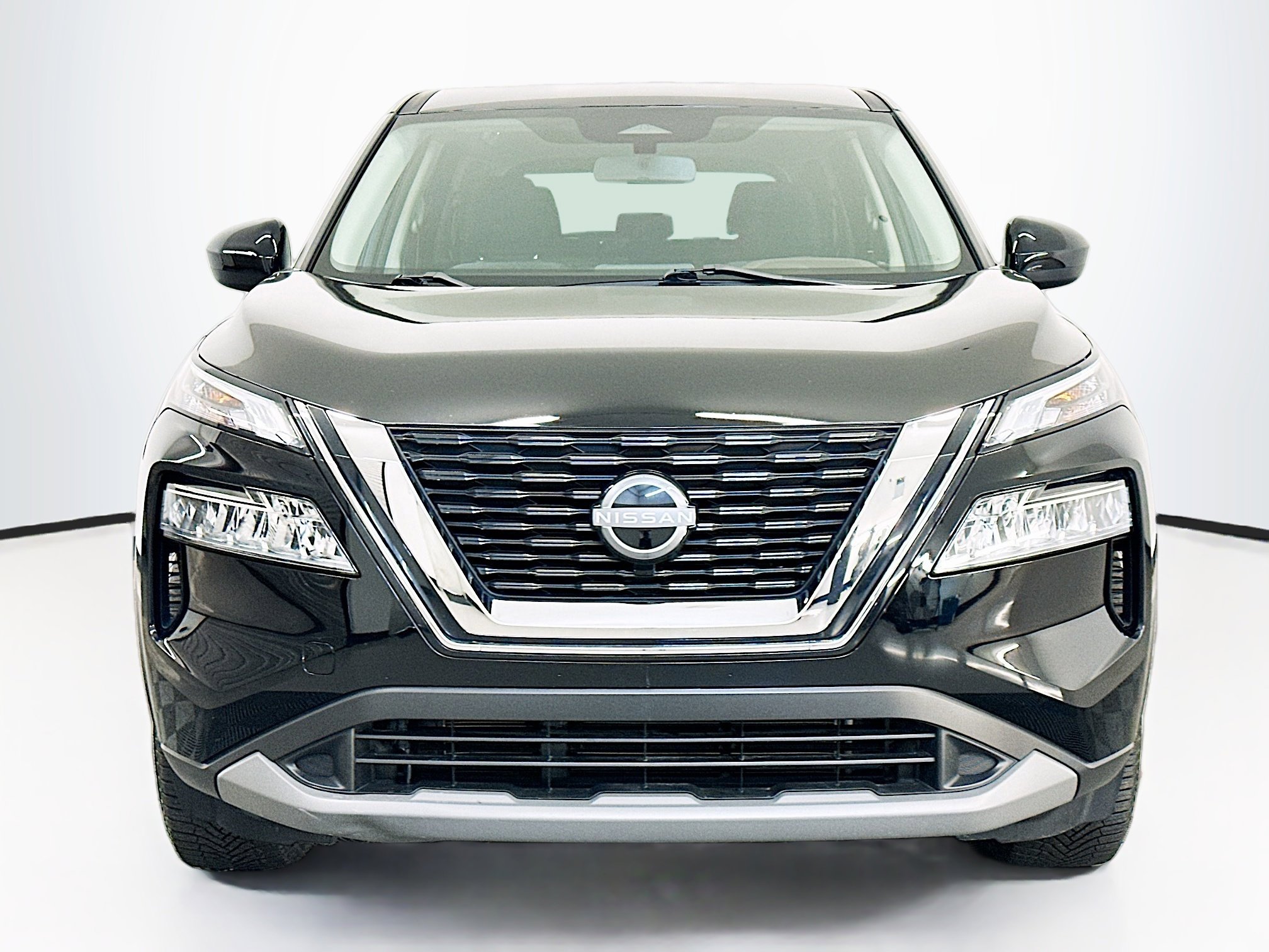 Used 2023 Nissan Rogue SV image 2