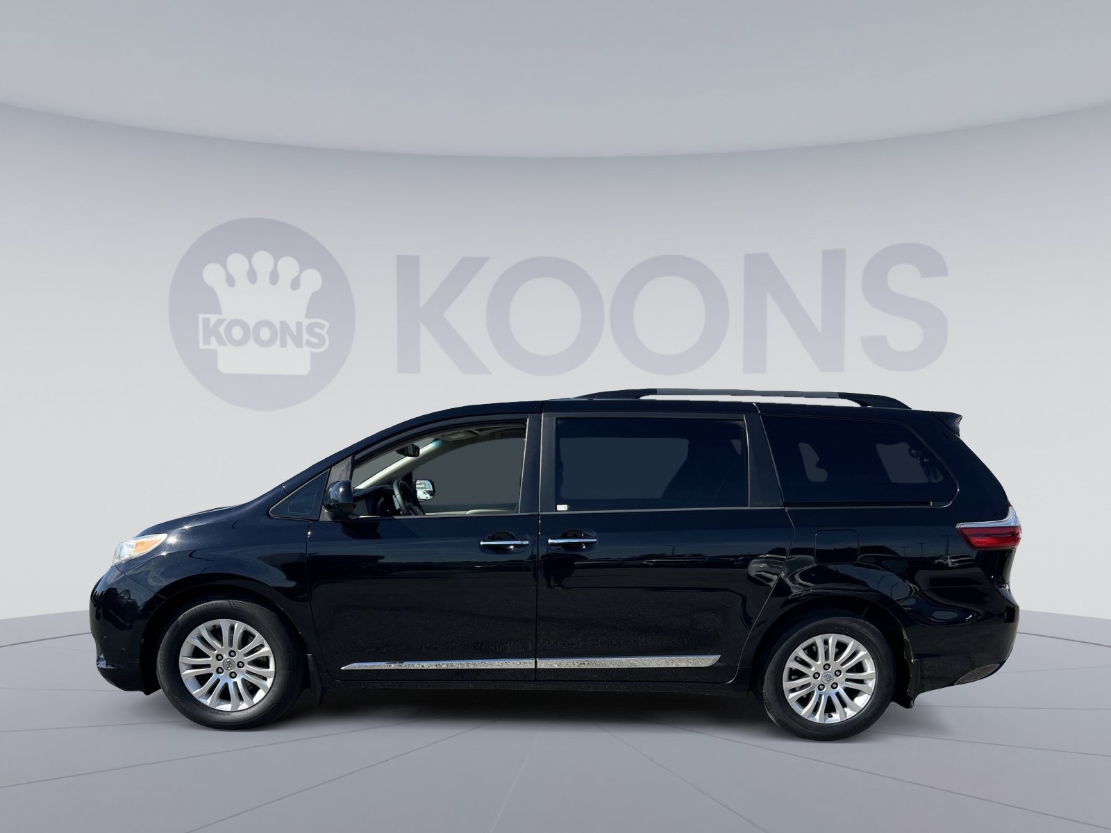 Used 2017 Toyota Sienna XLE w/ XLE Navigation Package FWD image 2