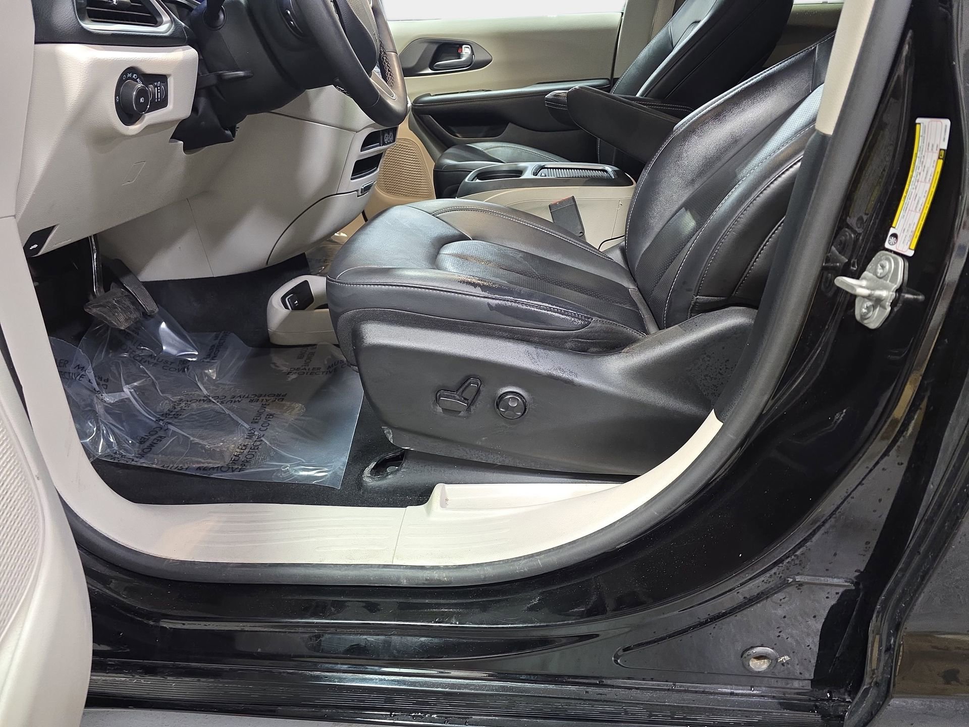 Used 2024 Chrysler Pacifica Touring-L FWD image 28