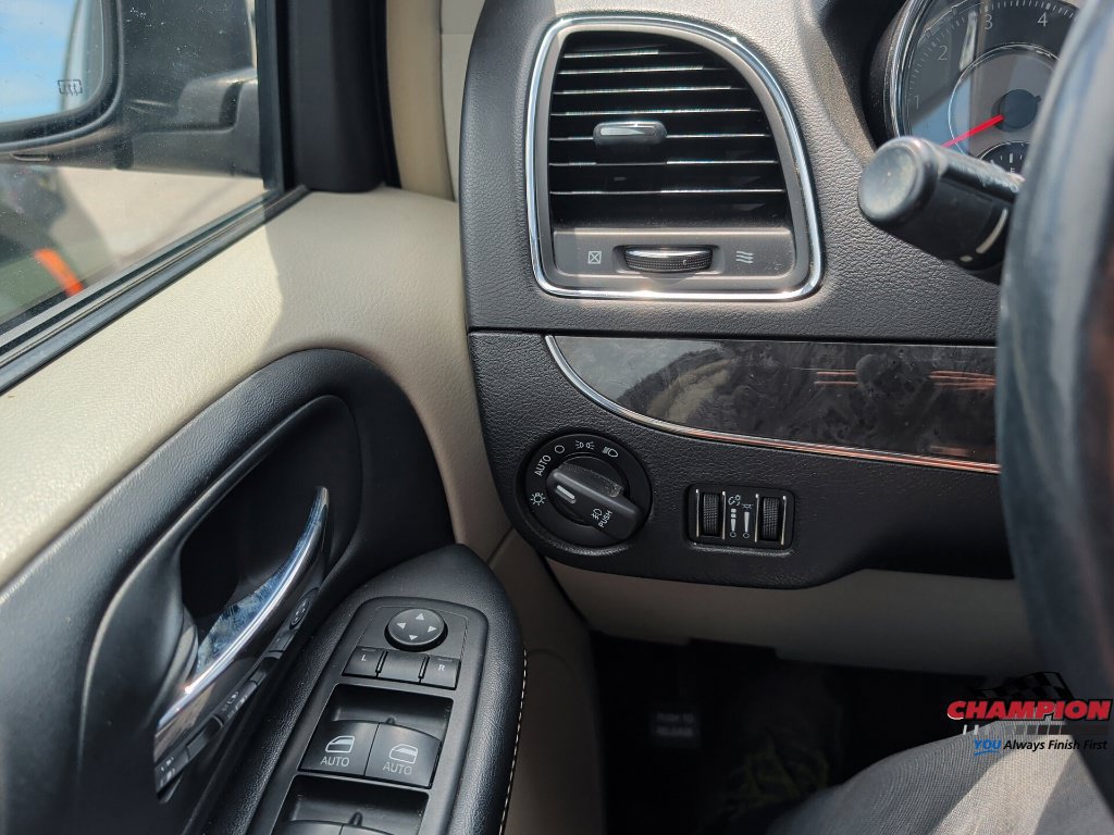 Used 2014 Chrysler Town & Country Touring-L w/ Driver Convenience Group FWD image 22